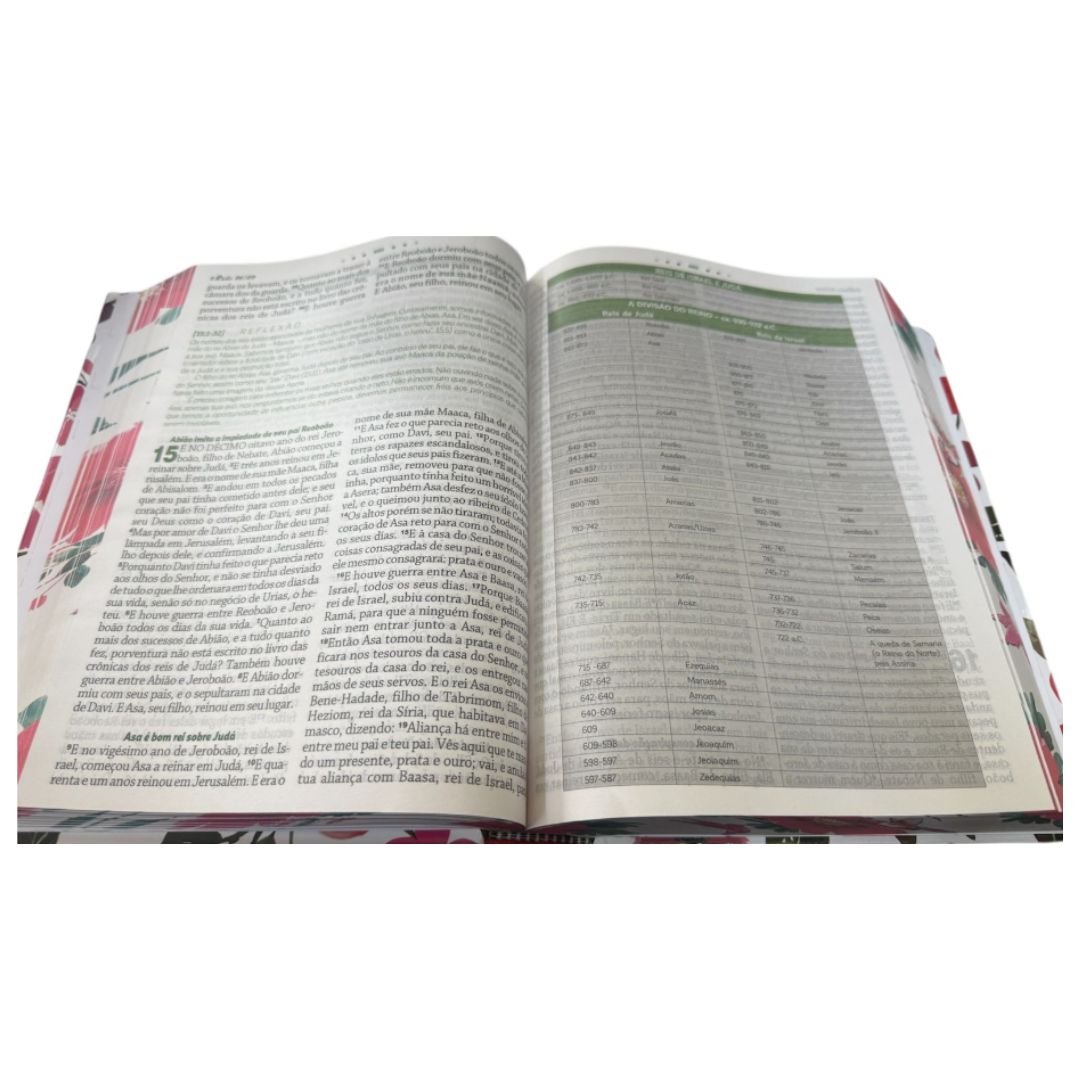 Bíblia da Mulher de Deus | Flor Lilás | Capa Dura - Imagem 3